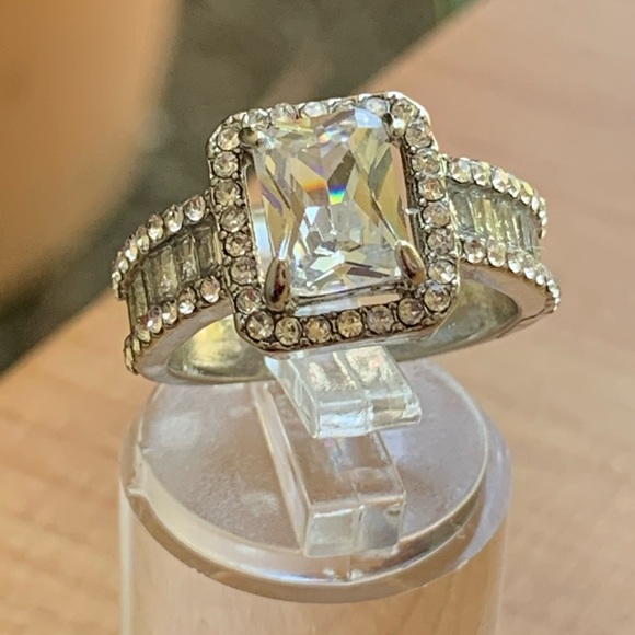 New 18k White Gold Radiant &Baguette Wedding Ring - Picture 2 of 6